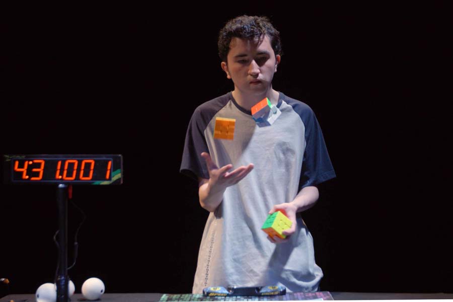Competidor chinês quebra recorde mundial do cubo mágico 2x2x2