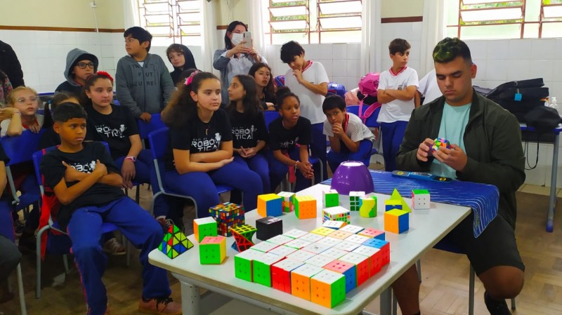 De distração na pandemia aos campeonatos: jovem resolve 32 cubos