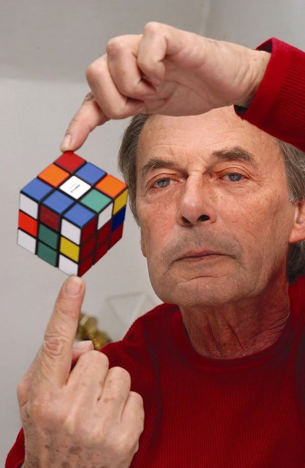 ernõ rubik com um cubo mágico