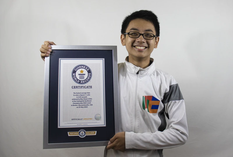 Foto do competidor americano Max Siauw segurando seu certificado do Guinness World Recordes