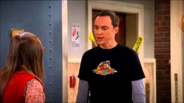 Imagem do Sheldon usando uma camisa com a estampa do cubo mágico, brinquedo lançado nos anos 80
