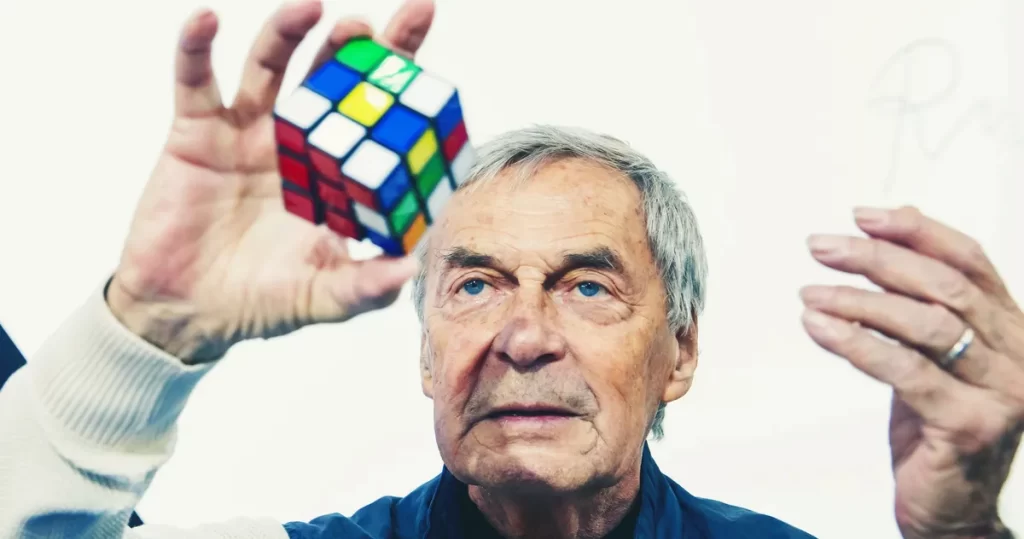 Imagem de Ernõ Rubik, criador do cubo mágico, que passou a ser vendido nos anos 80