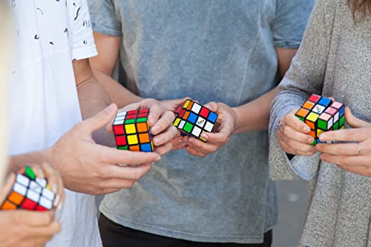 Imagem de quatro pessoas resolvendo cubo mágico 3x3x3