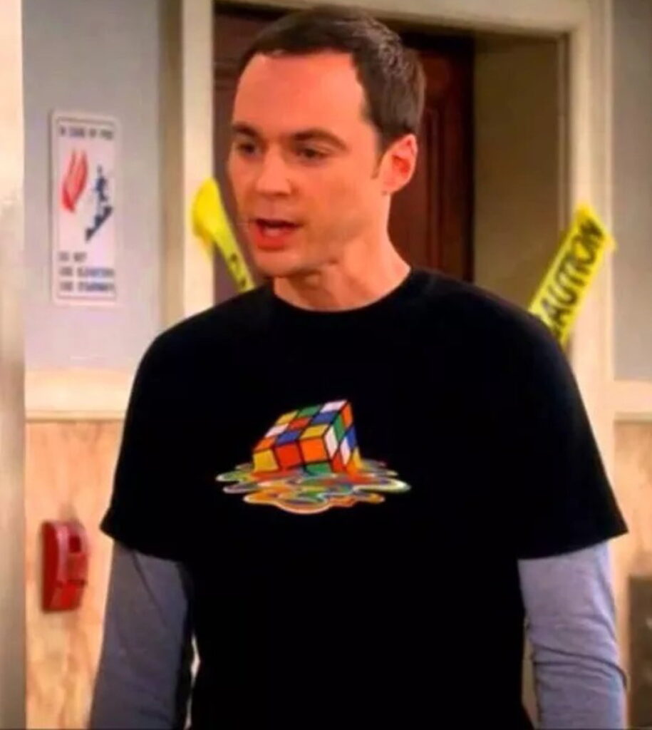 Imagem do personagem Sheldon Cooper usando uma camisa com estampa de cubo mágico