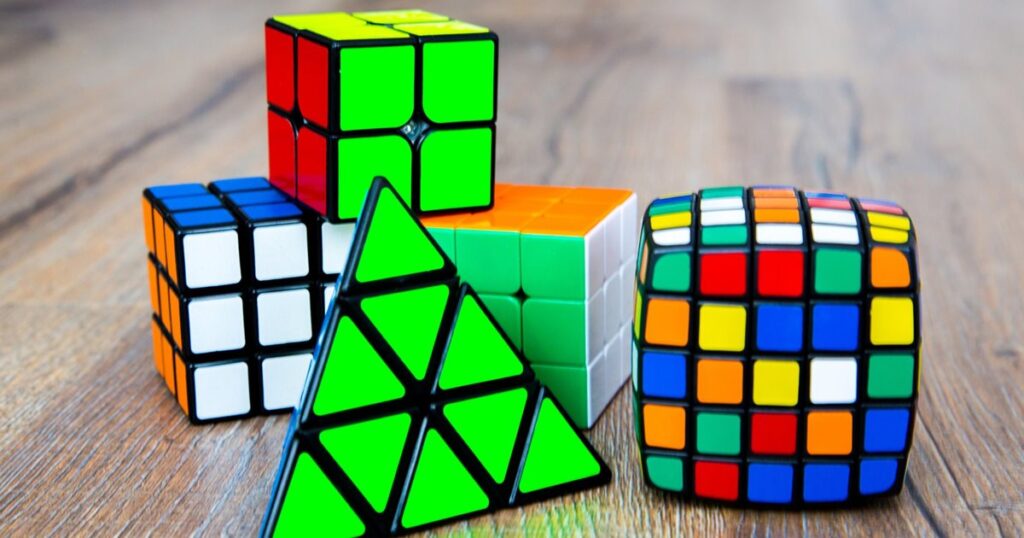 Imagem de diferentes modelos de cubo mágico que podem ser acessados no solucionador de cubos mágicos