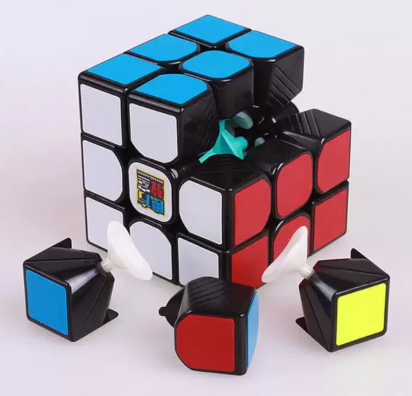 Imagem de um cubo mágico com defeito de peças soltas