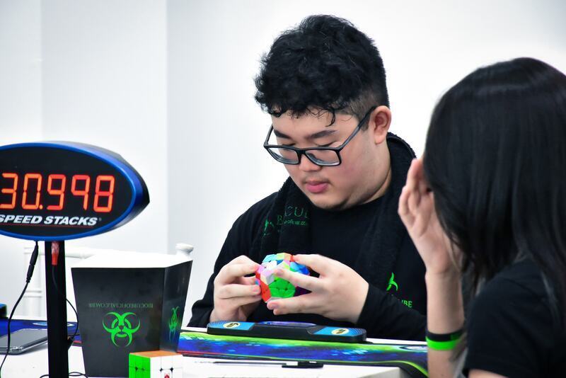 Imagem do speedcuber brasileiro Caio Sato, responsável por obter recorde nacional no último final de semana 