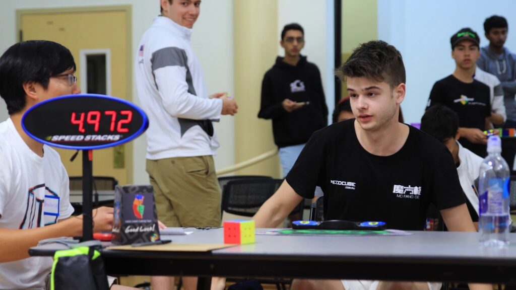 Imagem do competidor Jayden McNeill, responsável por conquistar o recorde mundial do cubo 3x3x3 em menos movimentos 