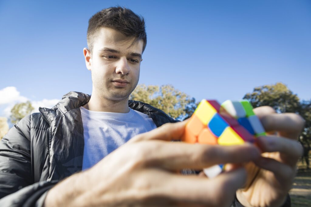 Imagem do speedcuber Jayden McNeill, que conquistou recorde mundial de tempo médio do cubo 3x3x3 em menos movimentos 