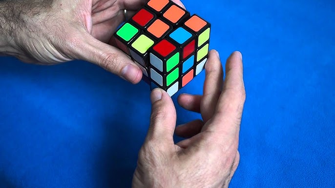 Imagem de uma mão resolvendo o cubo mágico 3x3x3