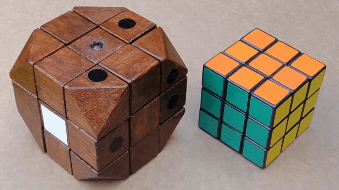 Imagem do protótipo do cubo mágico e um cubo 3x3x3