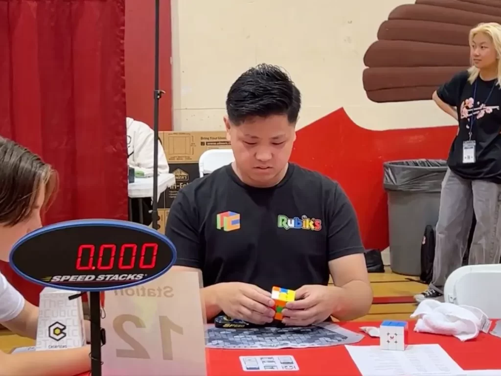 Imagem do recordista Max Park resolvendo um cubo mágico em uma competição oficial 