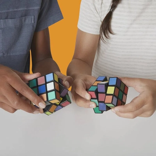 Imagem de duas pessoas resolvendo um cubo 3x3x3
