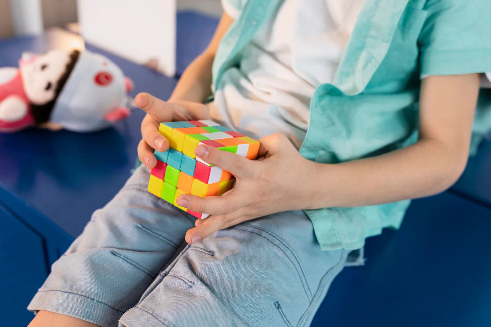 Imagem de uma criança segurando um cubo mágico para ilustrar que o campeonato amador terá competições de crianças
