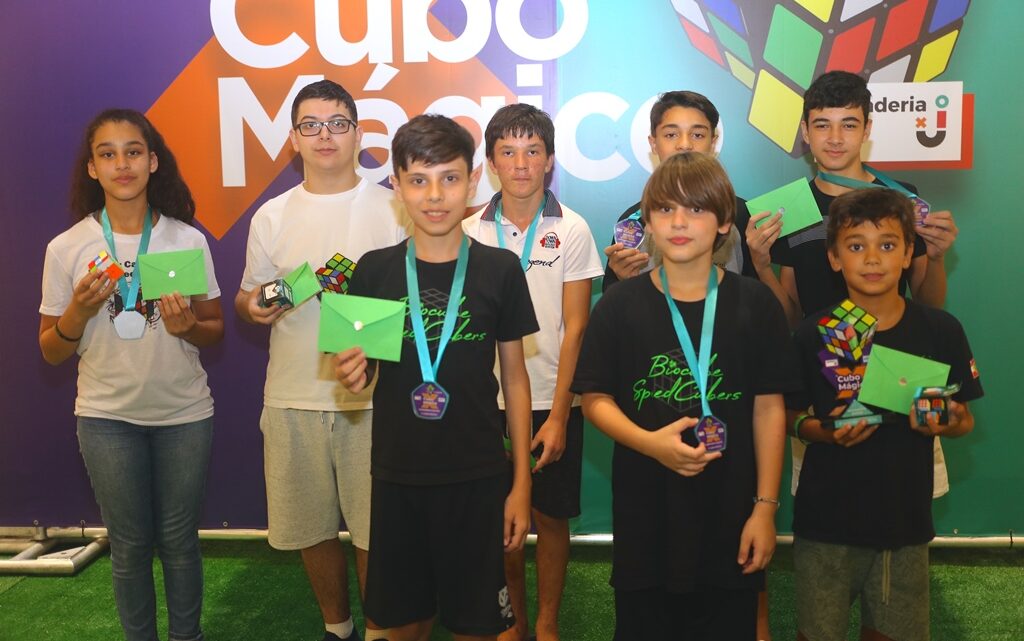 Imagem de crianças que participaram da 2º edição do Campeonato Amador de Cubo Mágico