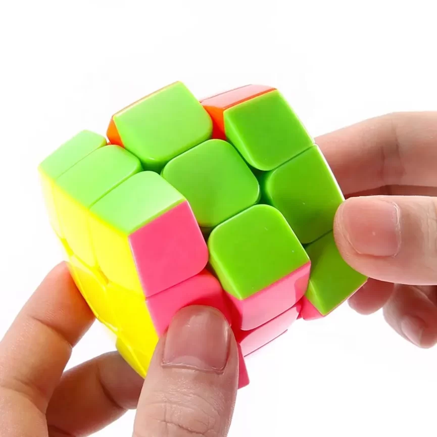 Imagem de uma mão resolvendo o cubo 3x3x3. A modalidade estará presente nas competições de cubo mágico em fevereiro de 2024