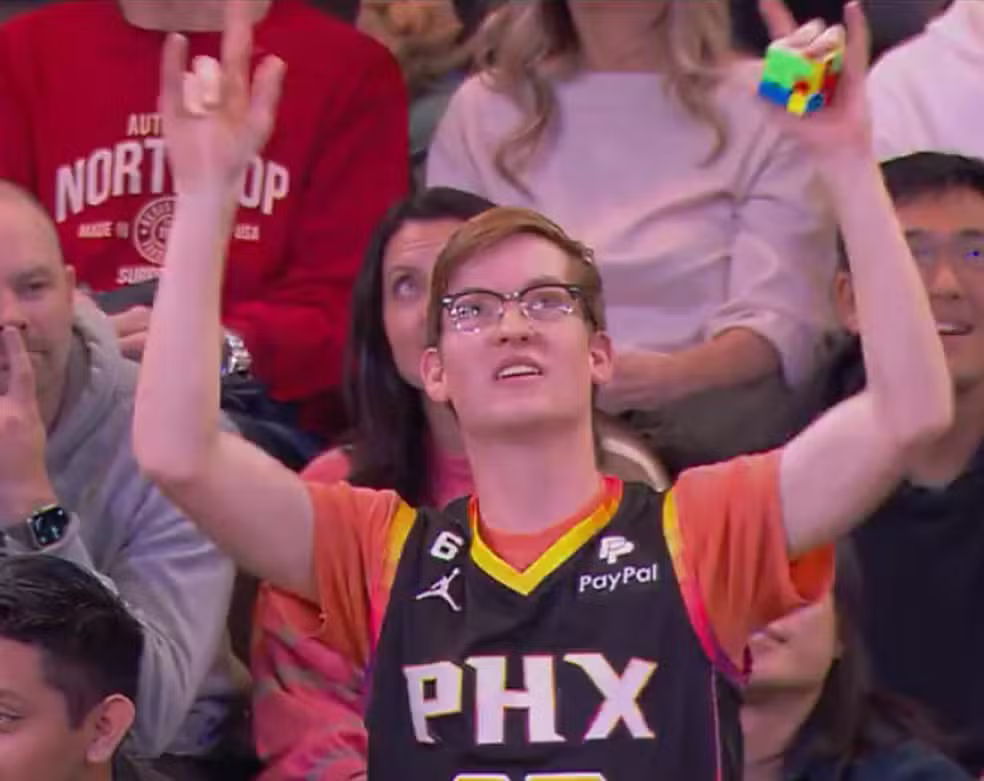 Imagem do torcedor do phoenix suns resolvendo o cubo mágico em apenas 11 segundos na arena da NBA