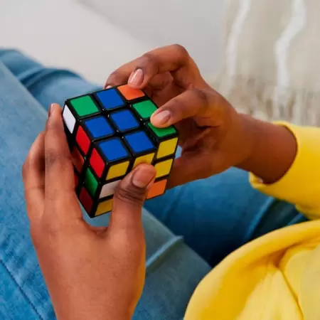 Imagem de uma mão resolvendo um cubo 3x3x3, modalidade que estará presente nas competições de janeiro de 2024