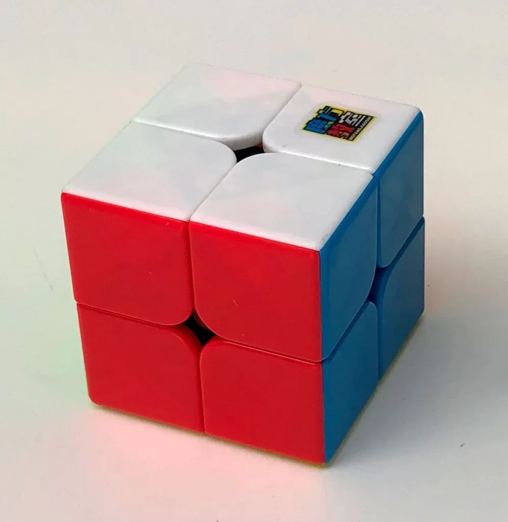 Imagem de um cubo 2x2x2. A modalidade estará presente nas competições de cubo mágico em fevereiro de 2024