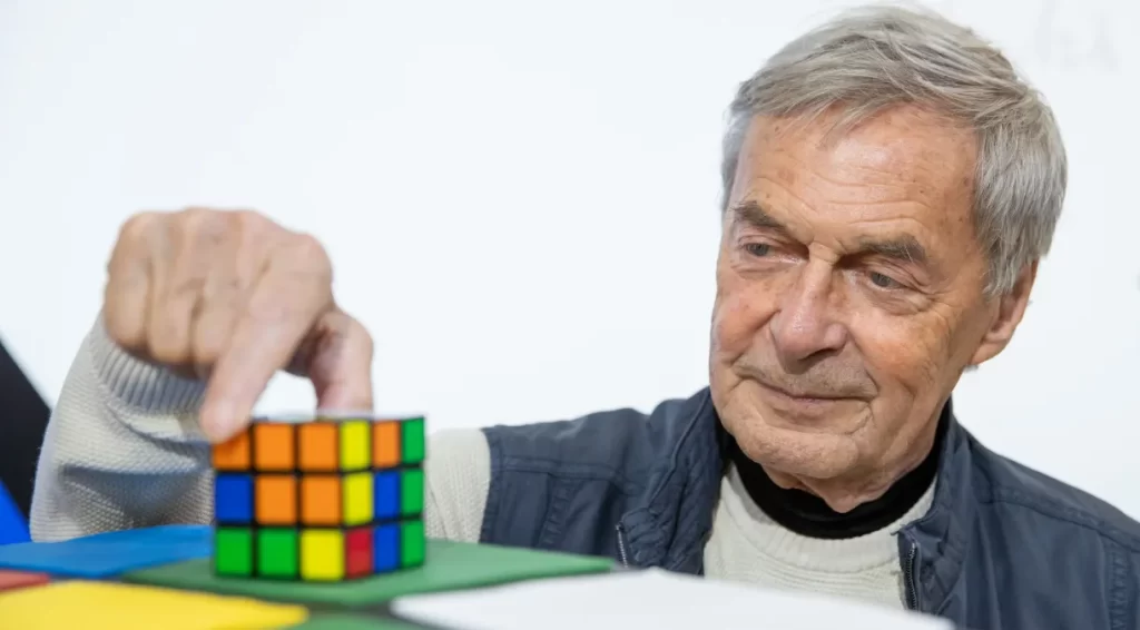 Imagem de Ernõ Rubik, criador do cubo mágico durante o período da Guerra Fria