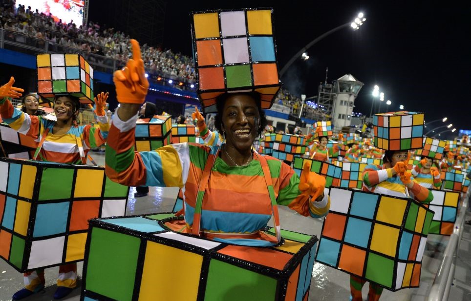 Figurino inspirado no cubo mágico da escola de samba Dragões da Real, no carnaval de 2014